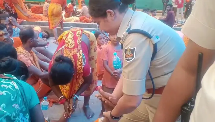କାଉଡ଼ିଆଙ୍କ ସେବାରେ ମହିଳା ପୋଲିସ ଅଧିକାରୀ, ଅସୁସ୍ଥ ଭକ୍ତଙ୍କ ପାଦ ଘଷିଲେ ଏସଡିପିଓ