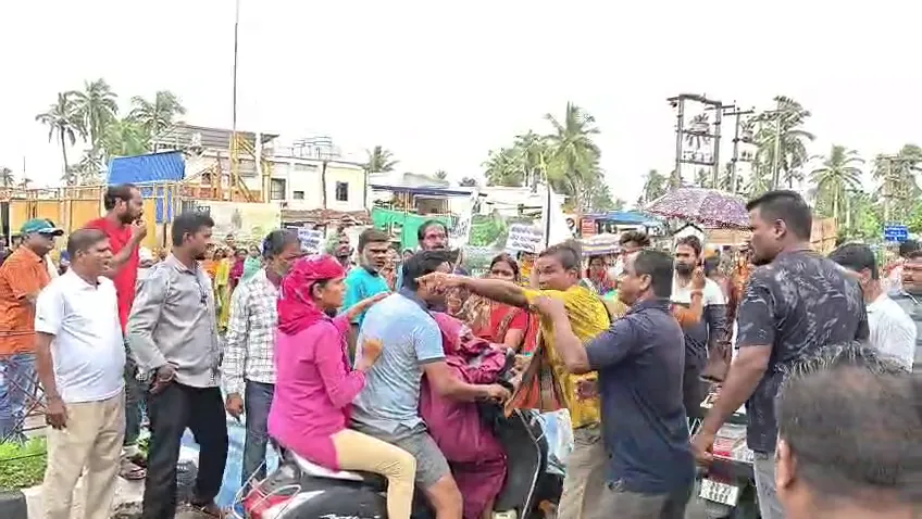ଗାଁ ମଝିରେ ମଦ ଦୋକାନ ଖୋଲାଇ ଦେବୁନି.. ଅଠରନଳାରେ ଗ୍ରାମବାସୀଙ୍କ ଆନ୍ଦୋଳନ, ଅଟକିଲା ଶହ ଶହ ଗାଡ଼ି
