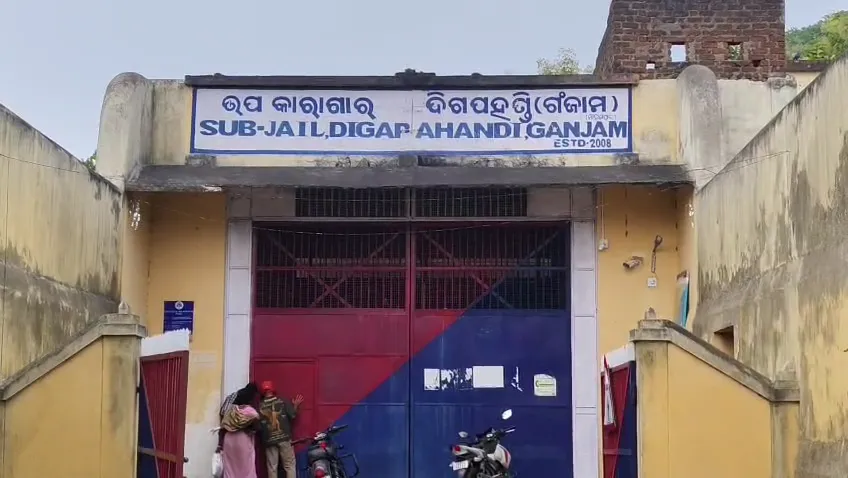 କ୍ୱାର୍ଟର୍ସରୁ ଜେଲ୍ ୱାର୍ଡରଙ୍କ ଝୁଲନ୍ତା ମୃତଦେହ ଉଦ୍ଧାର, ପୋଲିସର ତନାଘନା