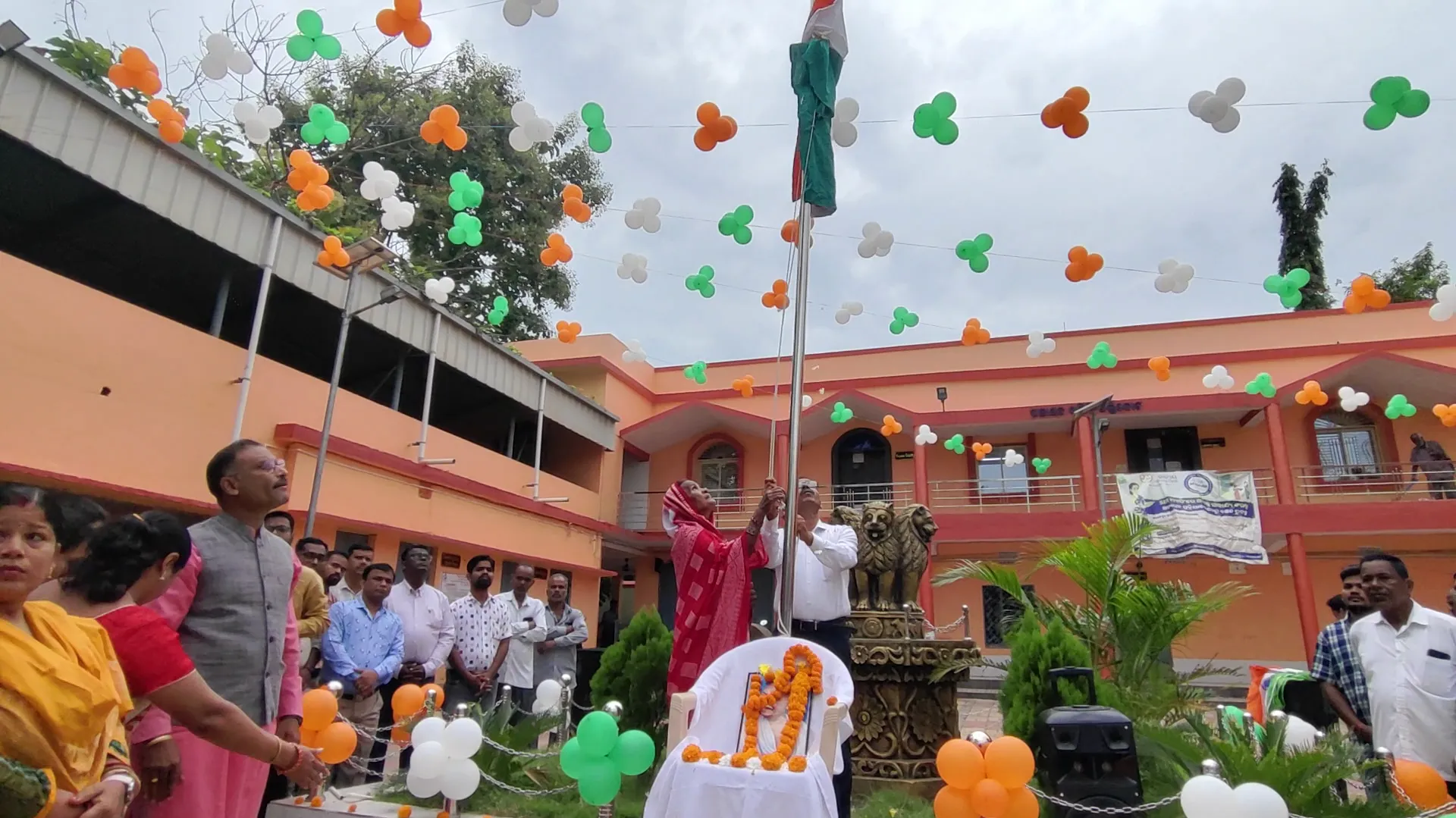 ପତାକା ଉତ୍ତୋଳନକୁ ନେଇ ହାଇଡ୍ରାମା: ଗୋଟିଏ ଡୋରିକୁ ଟାଣିଲେ ବିଡିଓ ଓ ଅଧ୍ୟାକ୍ଷା, ଖୋଲିଲାନି ତ୍ରିରଙ୍ଗା !