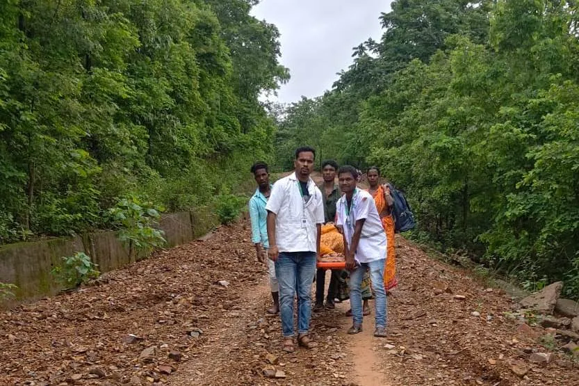 ରାସ୍ତା ନଥିଲା, ହାର ମାନିଲେନି ୧୦୮ କର୍ମଚାରୀ ; ୧ କି.ମି. ଷ୍ଟ୍ରେଚରରେ ବୋହି ଗର୍ଭବତୀଙ୍କୁ ହସ୍ପିଟାଲରେ ପହଞ୍ଚାଇଲେ