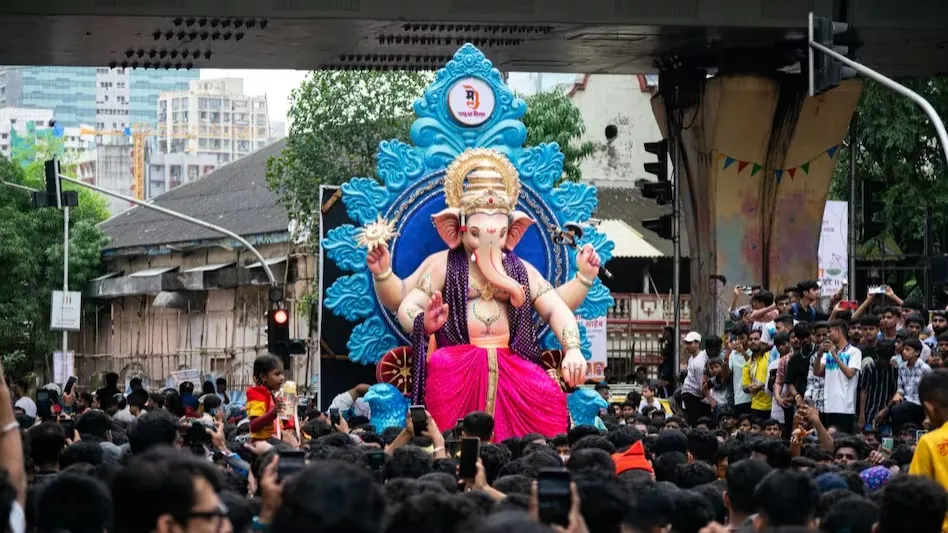 ଗଣେଶଙ୍କ ମୂର୍ତ୍ତି ଆଣିବା ବେଳେ ତଳେ ପଡିଗଲା ମୁଣ୍ଡ ! ୨ ମୃତ, ୫ ଆହତ