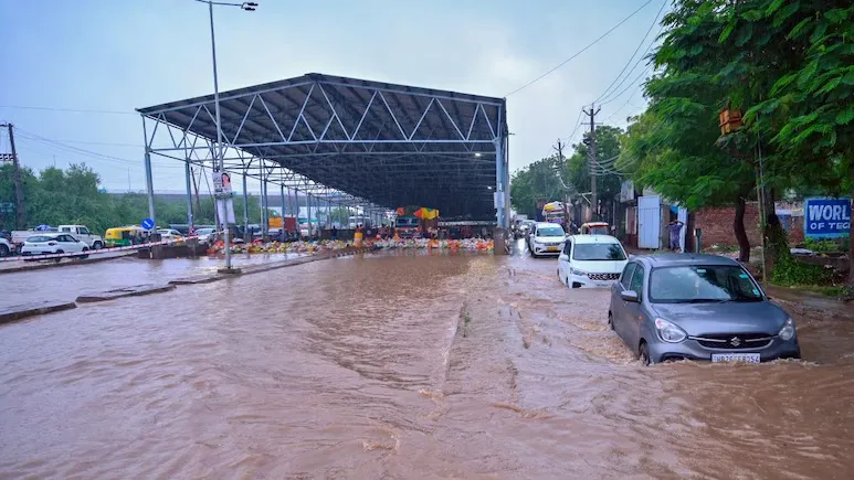 ପ୍ରବଳ ବର୍ଷା: ଲାଗୁ ହେଲା ୱାର୍କ ଫ୍ରମ୍ ହୋମ୍, ଅନଲାଇନ୍‌ କ୍ଲାସ କରିବେ ଛାତ୍ରଛାତ୍ରୀ