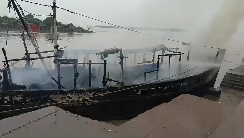 ବନ୍ଦରରେ ଛିଡ଼ା ହୋଇଥିଲା ବୋଟ, ହଠାତ୍ ଜଳିଗଲା