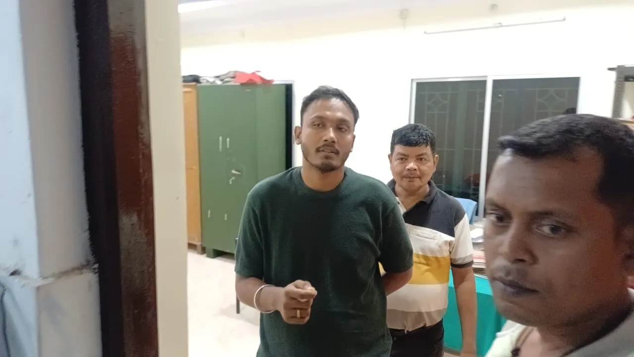 DLO Arrested: କେନ୍ଦୁଝର ଜିଲ୍ଲା ଶ୍ରମ ଅଧିକାରୀଙ୍କୁ ମାଡ଼ିବସିଲା ଭିଜିଲାନ୍ସ, ୨୦ ହଜାର ଟଙ୍କା ଲାଞ୍ଚ ନେଉଥିବା ବେଳେ ଧରାପଡ଼ିଲେ