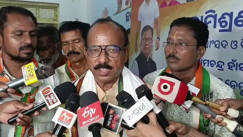 କଂଗ୍ରେସରେ ମିଶିଲେ ମୟୂରଭଞ୍ଜର ପୂର୍ବତନ ସାଂସଦ ରାମଚନ୍ଦ୍ର ହାଁସଦା, ବଦଳିବ କି ଉତ୍ତର ଓଡ଼ିଶାର ରାଜନୈତିକ ସମୀକରଣ?