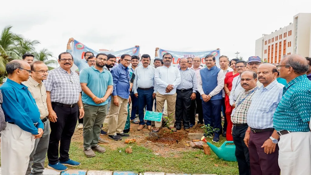 ସୋଆ କ୍ୟାମ୍ପସ ୪ ପରିସରରେ ଏକ ବିଶାଳ ବୃକ୍ଷରୋପଣ କାର୍ଯ୍ୟକ୍ରମ, ସୋଆର ସବୁ କ୍ୟାମ୍ପସ ହେବ ସବୁଜ କ୍ୟାମ୍ପସ: କୁଳପତି
