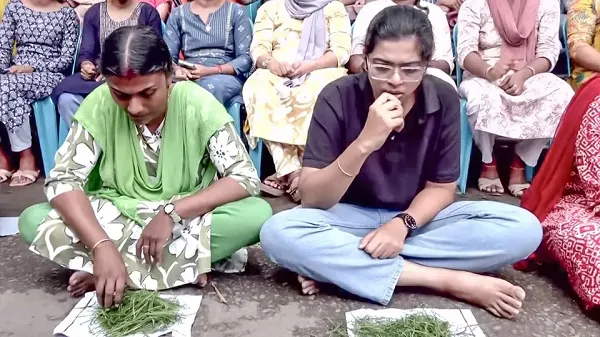 ରାଙ୍କ୍ ପାଇଲେ, ହେଲେ ନିଯୁକ୍ତି ନାହିଁ ! କେରଳ ସଚିବାଳୟ ଆଗରେ ଘାସ ଖାଇଲେ ଆନ୍ଦୋଳନକାରୀ