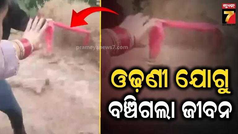 Woman throwing her dupatta to save a biker stranded in Himachal flash flood water current