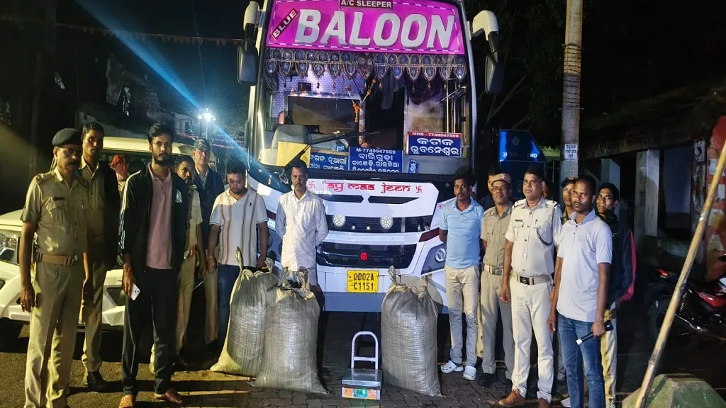 ଘରୋଇ ବସ୍‌ରେ ହେଉଥିଲା ଗଞ୍ଜେଇ ଚାଲାଣ, ରେଡ୍‌ କରି ଜବତ କଲା ପୋଲିସ