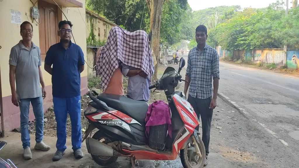 ଦେଶୀ ମଦ ଜବତ ସହ ୨ ଜଣକୁ ବାନ୍ଧିଲା ପୋଲିସ, ୩୦ ଲିଟର ଦେଶୀ ମଦ ଜବତ
