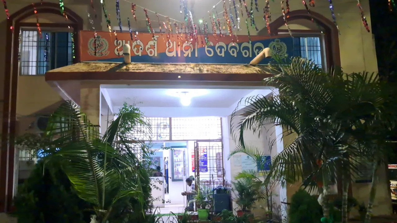 ମଦ୍ୟପ ଯୁବକର ଉନ୍ମତ୍ତ କାଣ୍ଡ, ସ୍କୁଲରେ ପଶି ଶିକ୍ଷକଙ୍କ ସହ ଛାତ୍ରଛାତ୍ରୀଙ୍କୁ ପିଟିଲା