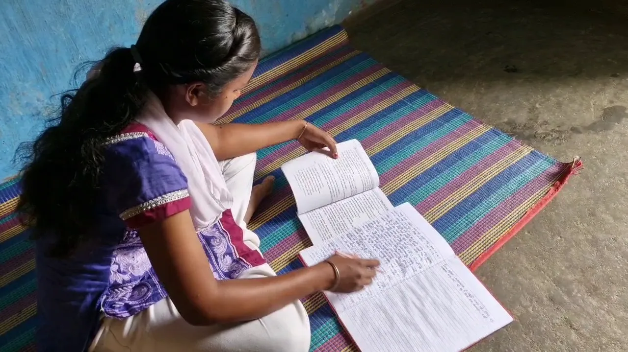 Odisha education news : ଦାରିଦ୍ର୍ୟ ଛଡ଼ାଇ ନେଲା ପାଠପଢ଼ାର ସ୍ୱପ୍ନ, କଲେଜ ଟପର ଅଧିକ ପଢ଼ିବାକୁ ଏବେ କରୁଛନ୍ତି ସଂଘର୍ଷ