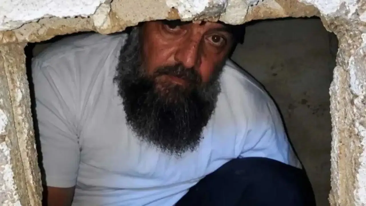 Syrian man: ନିଜ ଘରର କାନ୍ଥ ଭିତରେ ଲୁଚିଥିଲେ ୧୩ ବର୍ଷ ,ପିଲାମାନେ ଭାବୁଥିଲେ ମରିଯାଇଛନ୍ତି ବାପା 
