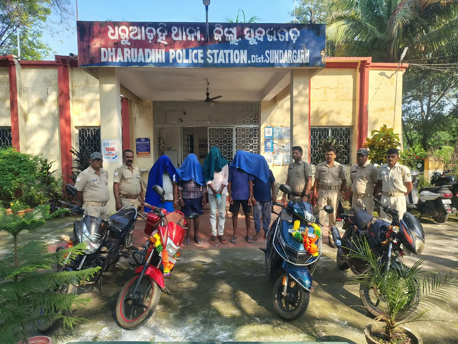 ଅବକାରୀ ଅଧିକାରୀଙ୍କୁ ସଂଘବଦ୍ଧ ଆକ୍ରମଣ: ୫  ଗିରଫ, ୩ ବାଇକ୍ ଜବତ, ଆଉ ୧୩ ଅଭିଯୁକ୍ତ ଫେରାର