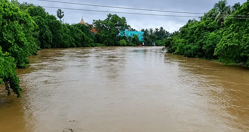 ଖସୁନି ମହାନଦୀର ଜଳସ୍ତର : ପାଣି ଘେରରେ ଅନେକ ଅଞ୍ଚଳ, ପୁଣି ବର୍ଷା-ଘଡ଼ଘଡ଼ି ଆଶଙ୍କା