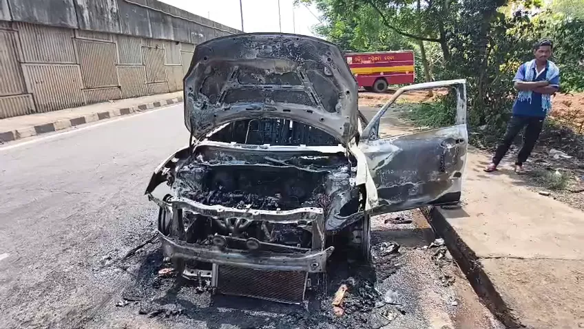 Car catches fire: ଜାତୀୟ ରାଜପଥରେ ଜଳିଗଲା ଚଳନ୍ତା କାର୍, ମିଳୁନି ମାଲିକଙ୍କ ପତ୍ତା