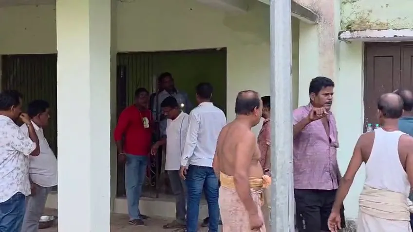 ସରକାରୀ କାର୍ଯ୍ୟାଳୟରେ ଜମିଥିଲା ଭୋଜିଭାତ ସହ ମଦର ଆସର ! ତାତିଲେ ଗ୍ରାମବାସୀ