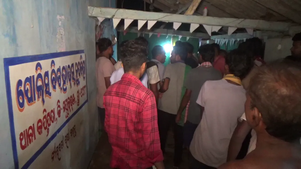 ସନ୍ଦେହ ହେବାରୁ ପୋଲିସ ଫାଣ୍ଡିରେ ଜିମା ଦେଇଥିଲେ ଗ୍ରାମବାସୀ, ଘର ଲୋକ ପହଞ୍ଚିବା ବେଳକୁ ନାହାନ୍ତି...