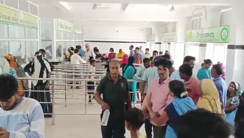 ମଧ୍ୟାହ୍ନ ଭୋଜନରେ ଝିଟିପିଟି, ଅସୁସ୍ଥ ହେଲେ ଛାତ୍ରଛାତ୍ରୀ