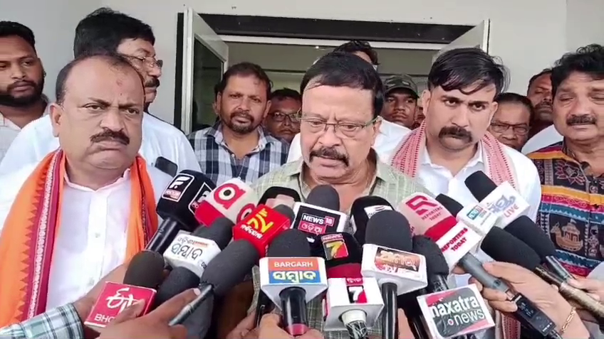 ଗଙ୍ଗାଧର ଜଳ ସେଚନ ପ୍ରକଳ୍ପର ଦାୟିତ୍ୱରେ ଥିବା ଅଧିକାରୀଙ୍କ ଉପରେ ହେବ କି’  ଆକ୍ସନ ? ଏସ୍‌ପିଙ୍କୁ ରାଜସ୍ବ ମନ୍ତ୍ରୀ ଦେଲେ ନିର୍ଦ୍ଦେଶ